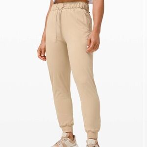 Lululemon Keep Moving Jogger Trench Size 6